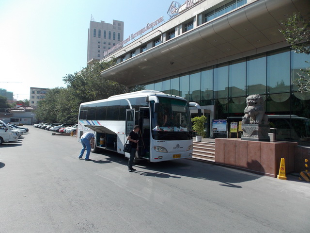 Автобус Турбюро Новосибирск у гостиницы Бенджан в Урумчи